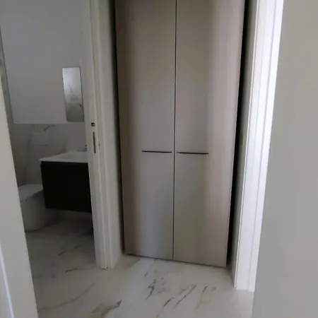 Super Modern Flat With Large Balcony In アパート ビビオーネ